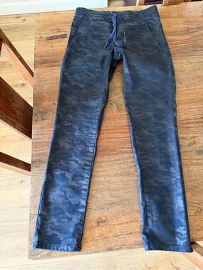 BEVY FLOG Women’s Dark Camo Jogger Pants - navy